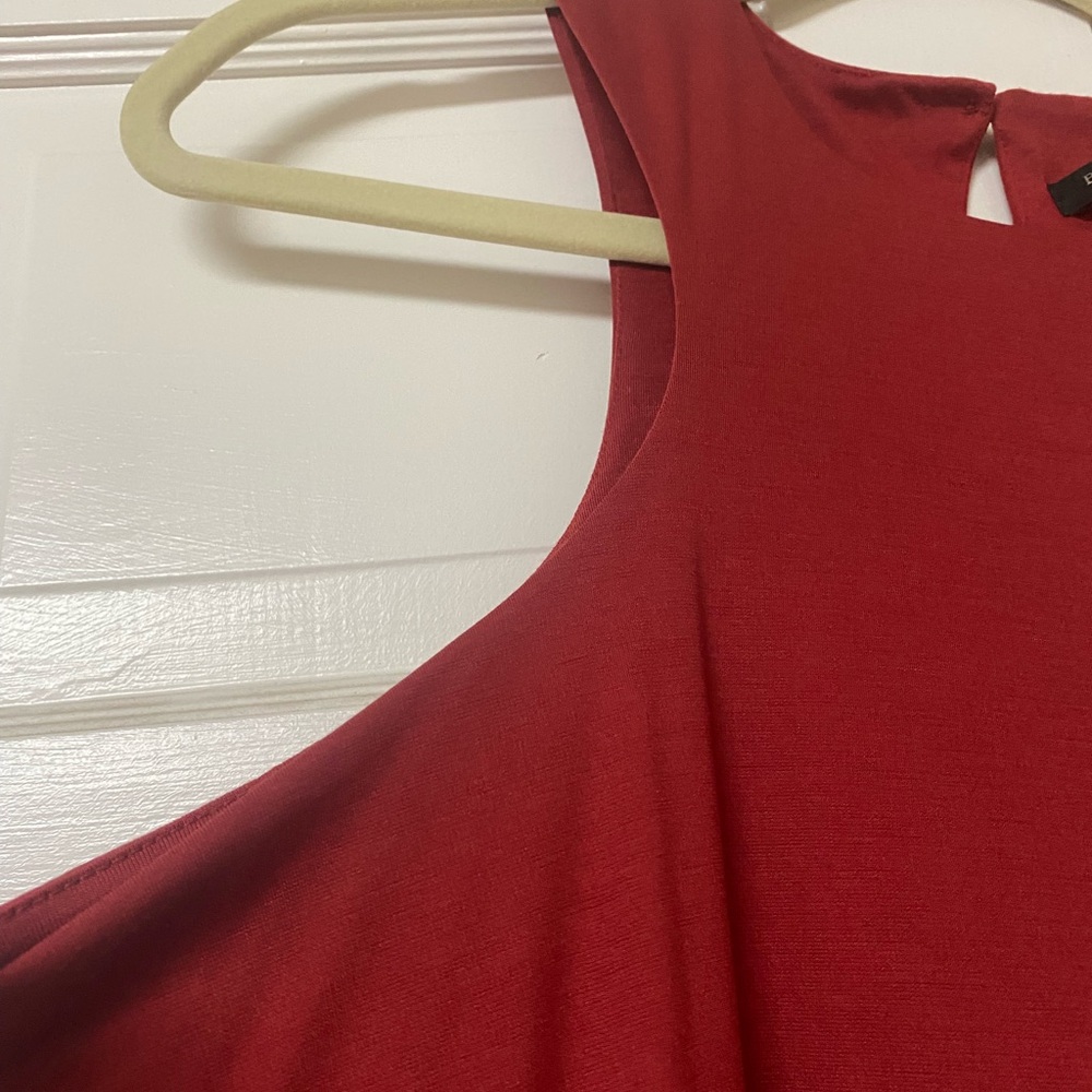 Elegant Red Sleeveless Dress - Picture 3 of 8